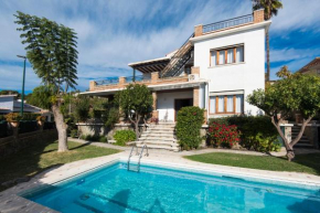 Queen of the ocean Villa: stately style house with pool